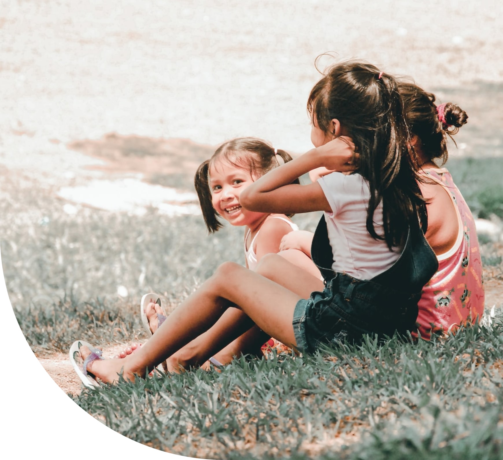 image-petites-filles-jouent-nature