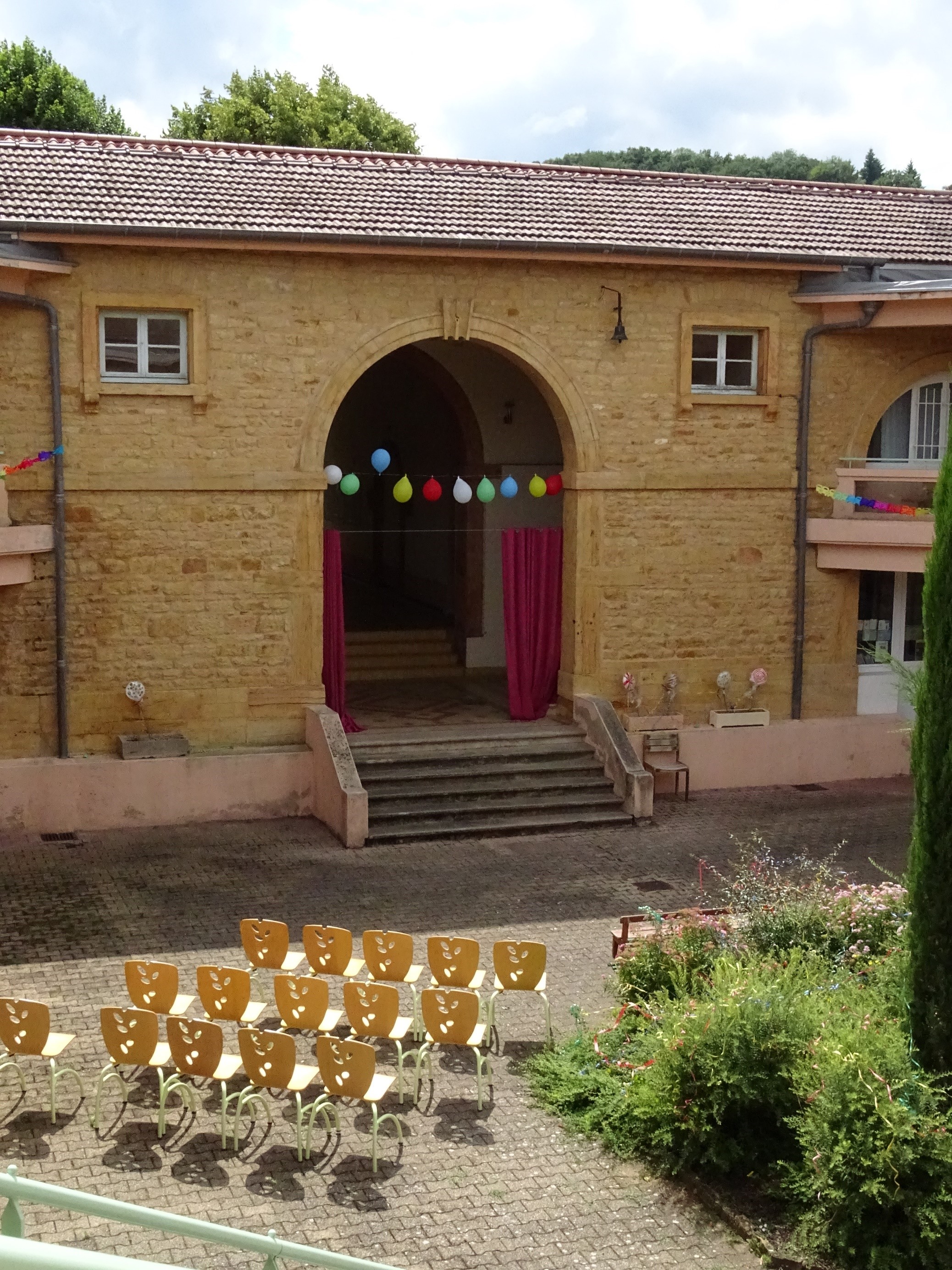 MECS Pierre Dorées exterieur